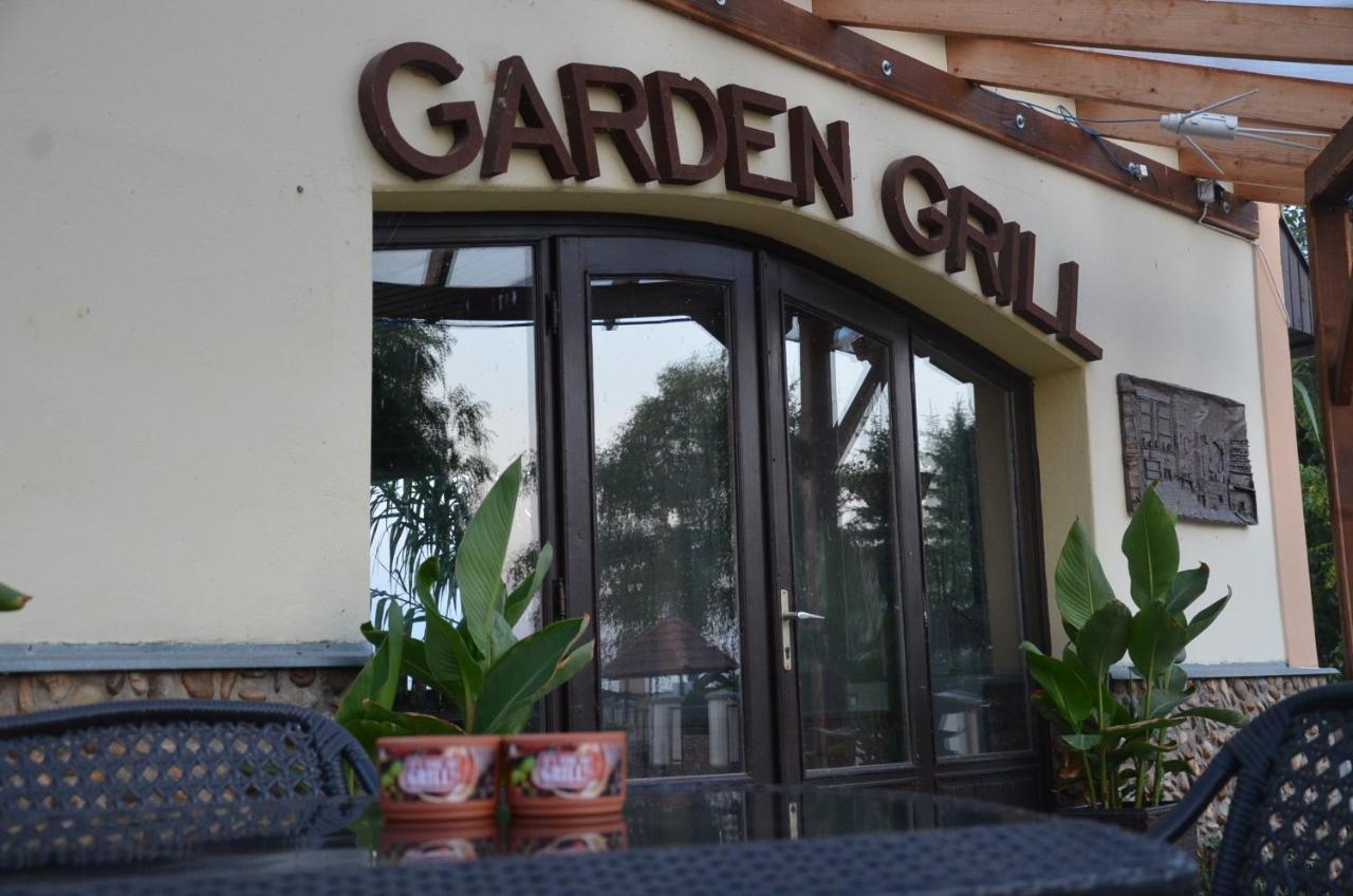 Garden Vendégház Makó Acomodação com café da manhã Exterior foto