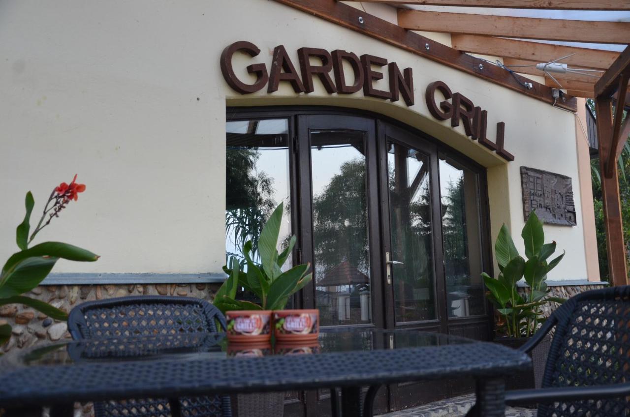 Garden Vendégház Makó Acomodação com café da manhã Exterior foto