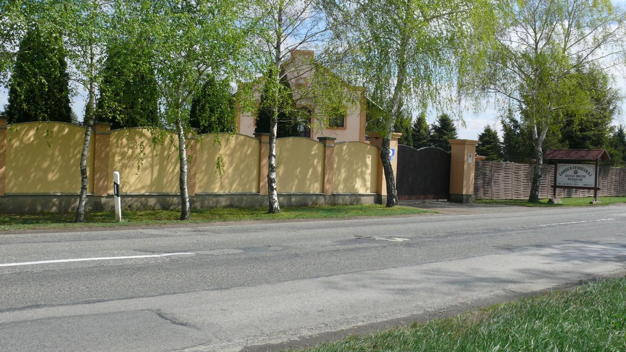 Garden Vendégház Makó Acomodação com café da manhã Exterior foto