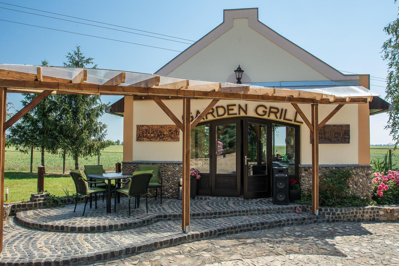 Garden Vendégház Makó Acomodação com café da manhã Exterior foto